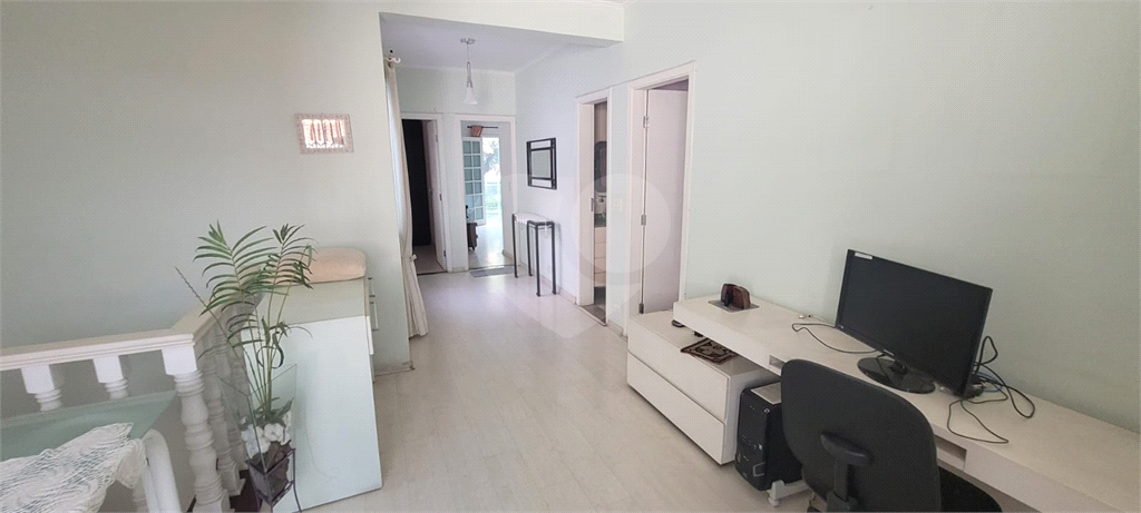 Sobrado de 364m² com 4 dormitórios, 2 suítes e 6 vagas de garagem