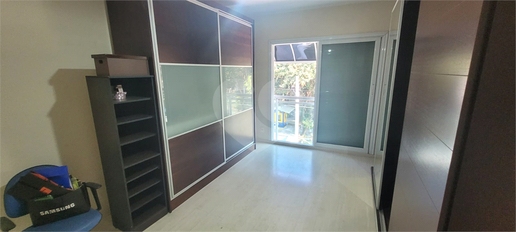 Sobrado de 364m² com 4 dormitórios, 2 suítes e 6 vagas de garagem