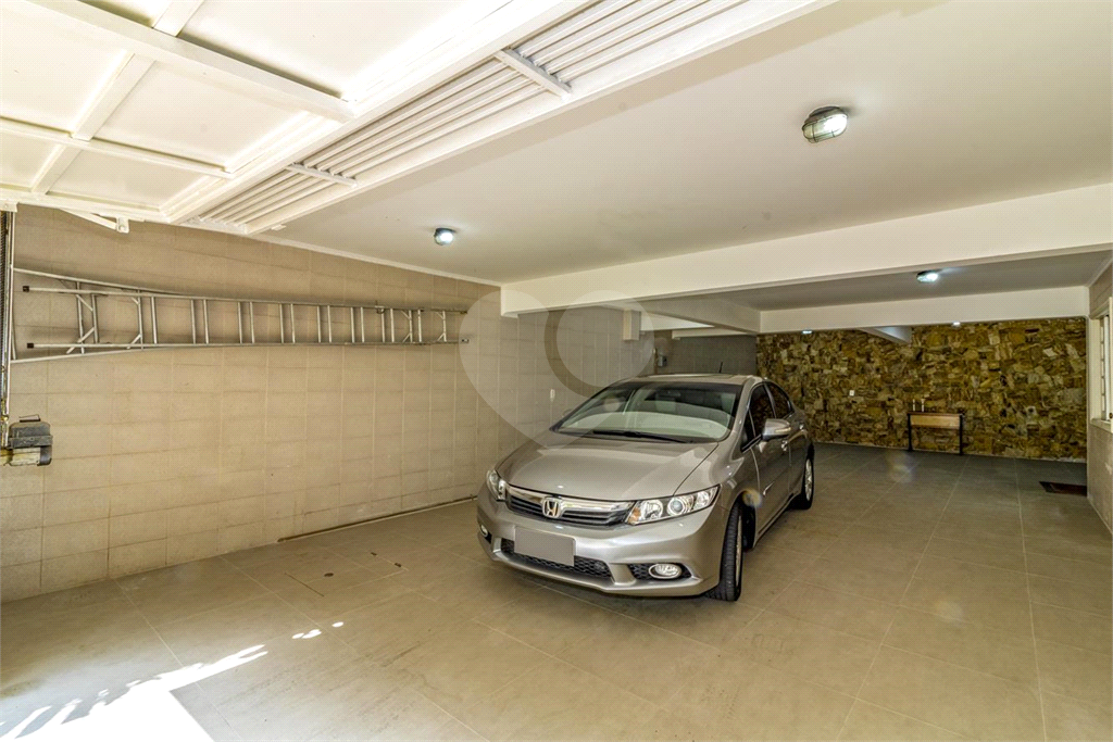 Sobrado de 364m² com 4 dormitórios, 2 suítes e 6 vagas de garagem