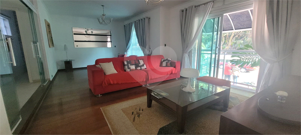 Sobrado de 364m² com 4 dormitórios, 2 suítes e 6 vagas de garagem