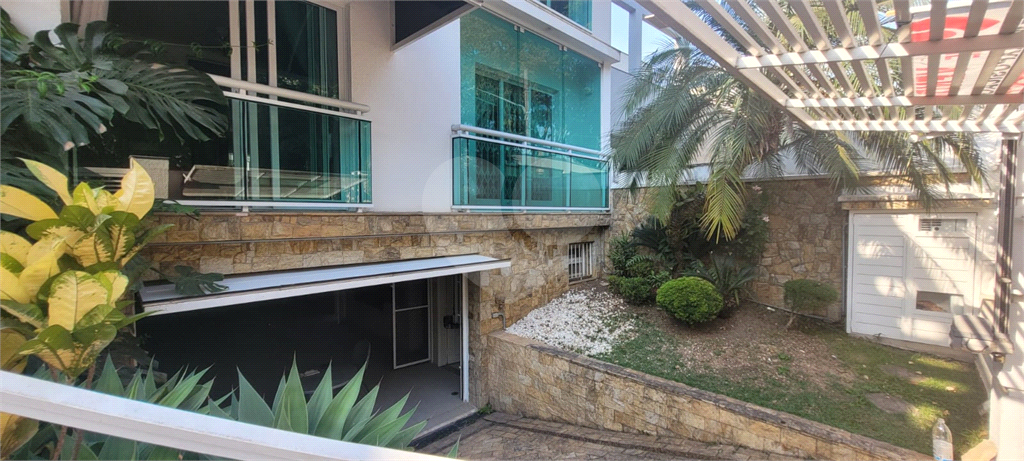 Sobrado de 364m² com 4 dormitórios, 2 suítes e 6 vagas de garagem