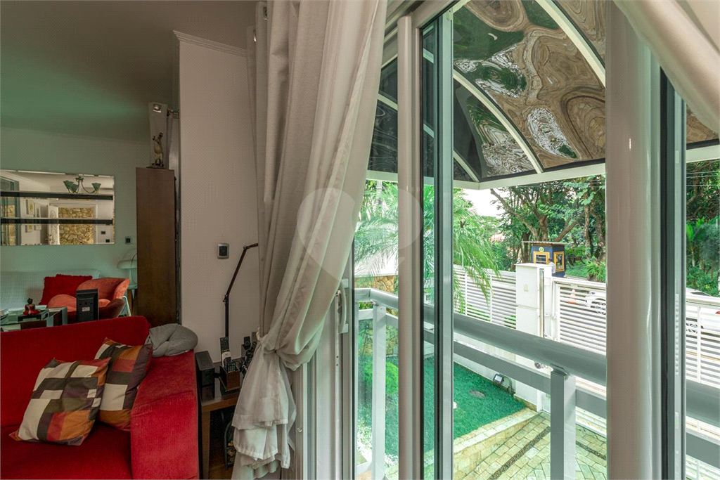 Sobrado de 364m² com 4 dormitórios, 2 suítes e 6 vagas de garagem