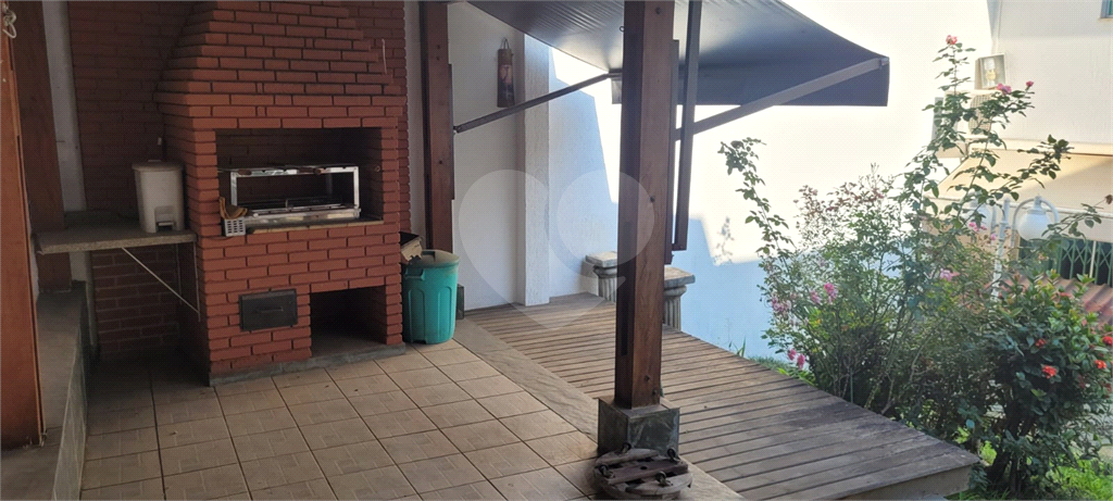 Sobrado de 364m² com 4 dormitórios, 2 suítes e 6 vagas de garagem