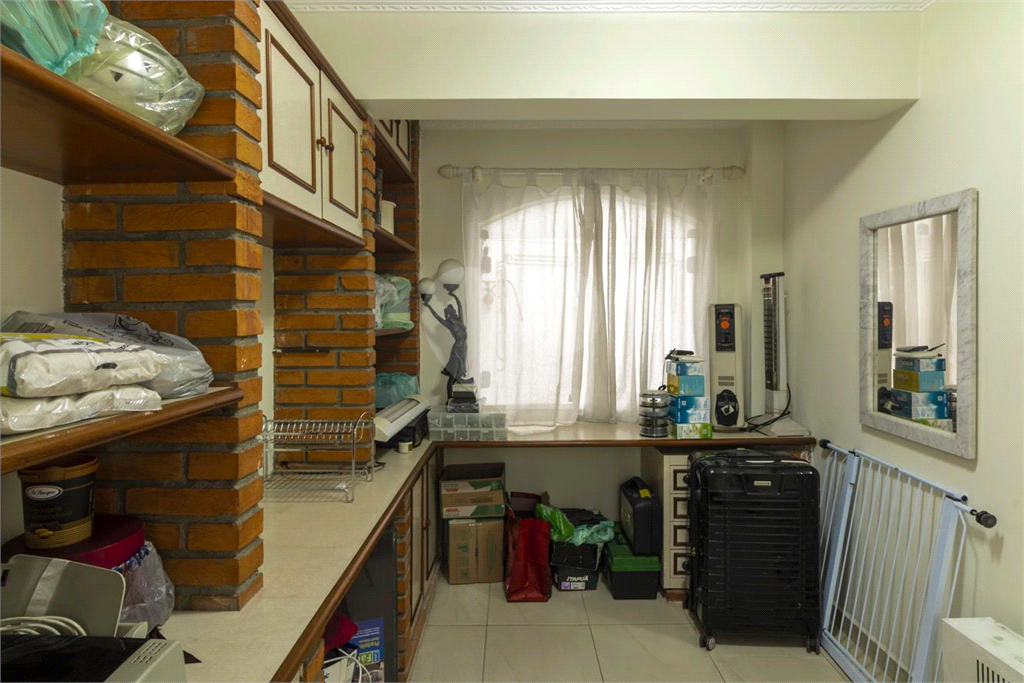 Sobrado de 364m² com 4 dormitórios, 2 suítes e 6 vagas de garagem