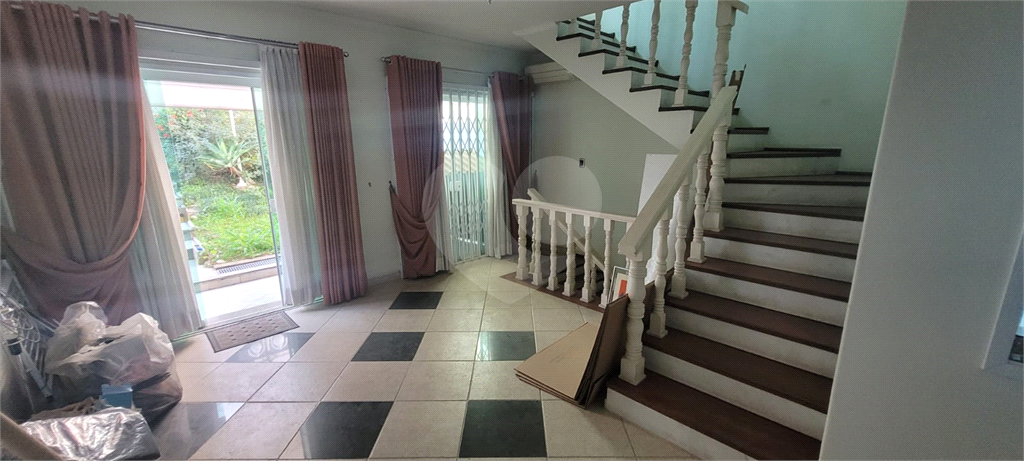 Sobrado de 364m² com 4 dormitórios, 2 suítes e 6 vagas de garagem