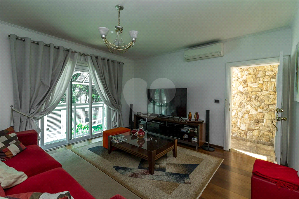 Sobrado de 364m² com 4 dormitórios, 2 suítes e 6 vagas de garagem