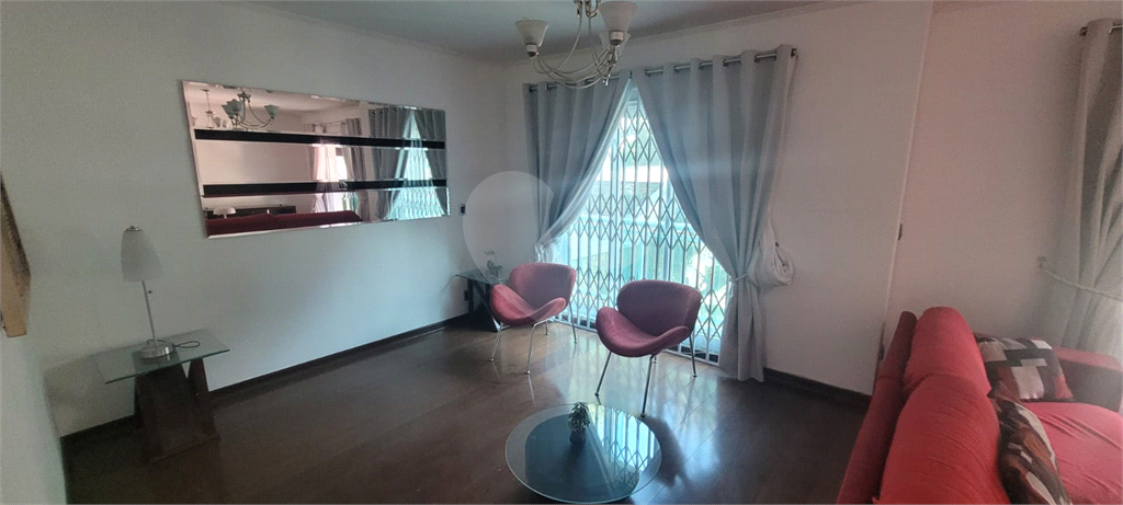 Sobrado de 364m² com 4 dormitórios, 2 suítes e 6 vagas de garagem
