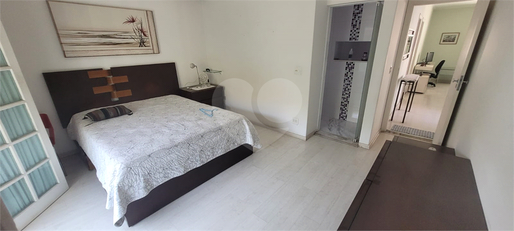 Sobrado de 364m² com 4 dormitórios, 2 suítes e 6 vagas de garagem