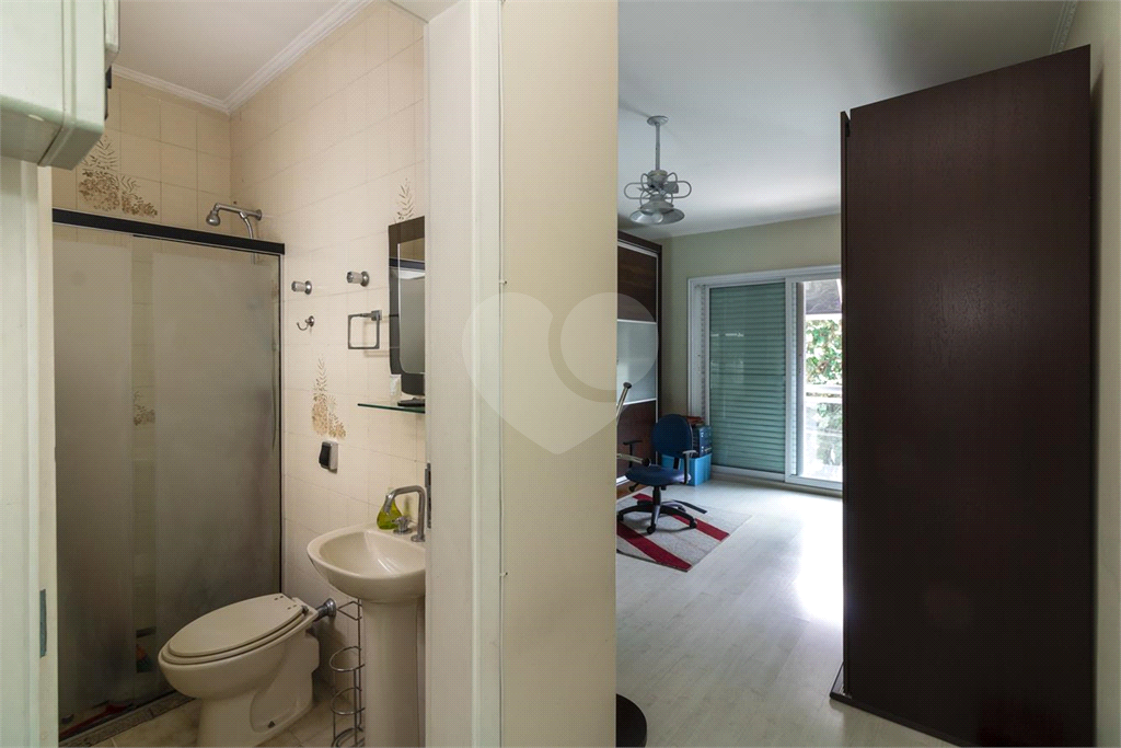 Sobrado de 364m² com 4 dormitórios, 2 suítes e 6 vagas de garagem