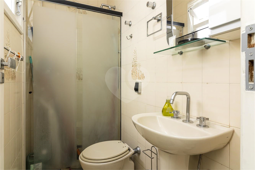 Sobrado de 364m² com 4 dormitórios, 2 suítes e 6 vagas de garagem