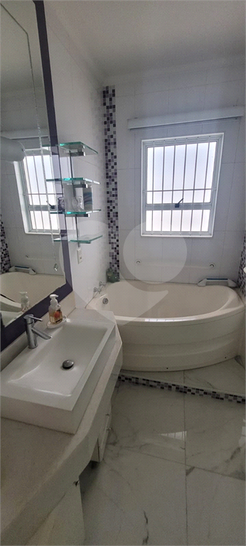 Sobrado de 364m² com 4 dormitórios, 2 suítes e 6 vagas de garagem