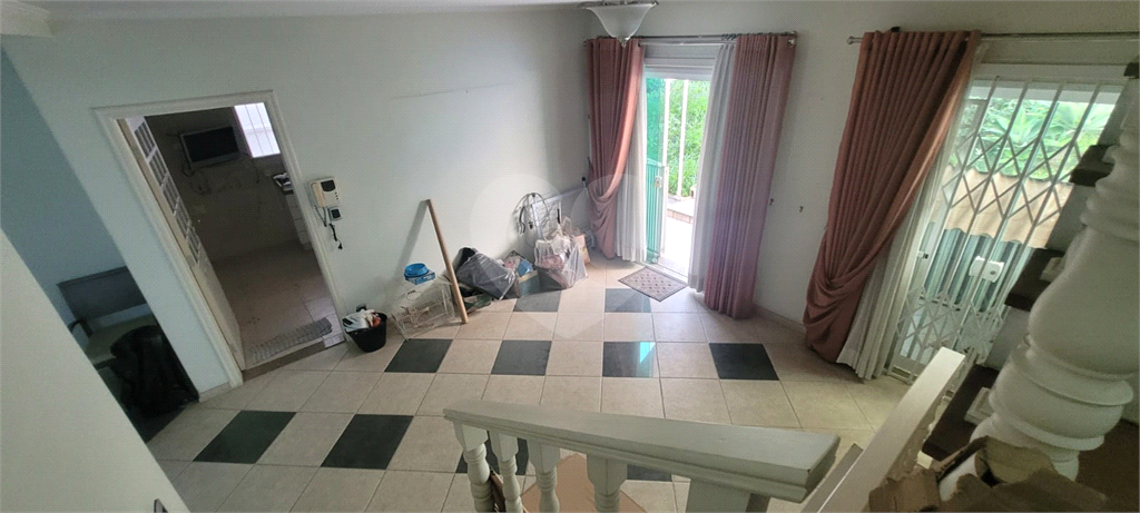 Sobrado de 364m² com 4 dormitórios, 2 suítes e 6 vagas de garagem