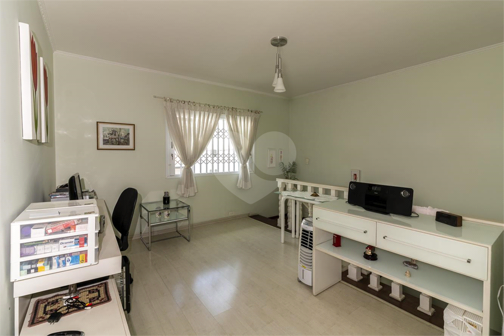 Sobrado de 364m² com 4 dormitórios, 2 suítes e 6 vagas de garagem