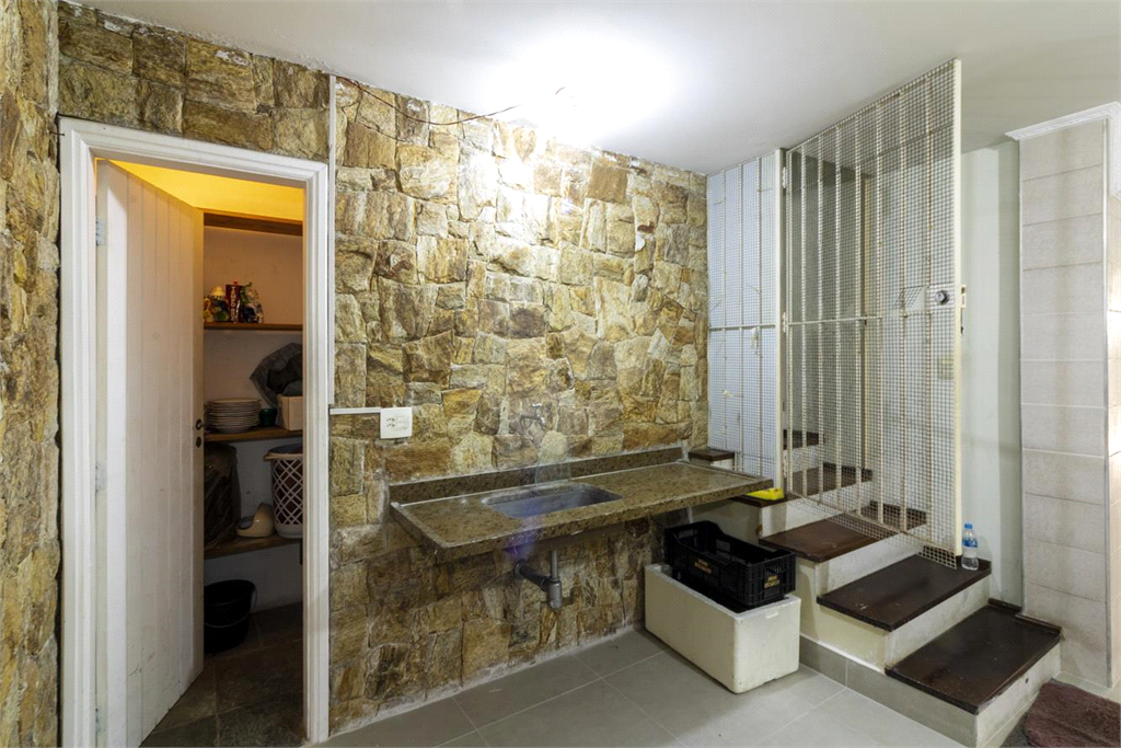 Sobrado de 364m² com 4 dormitórios, 2 suítes e 6 vagas de garagem