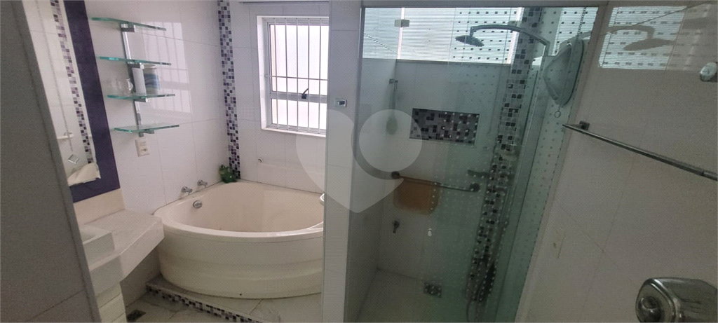Sobrado de 364m² com 4 dormitórios, 2 suítes e 6 vagas de garagem
