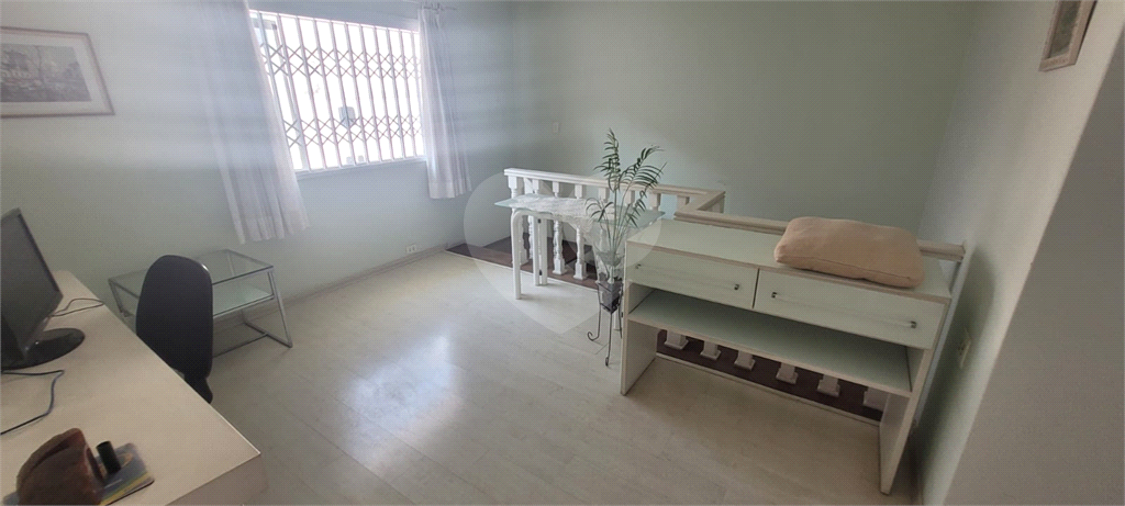 Sobrado de 364m² com 4 dormitórios, 2 suítes e 6 vagas de garagem