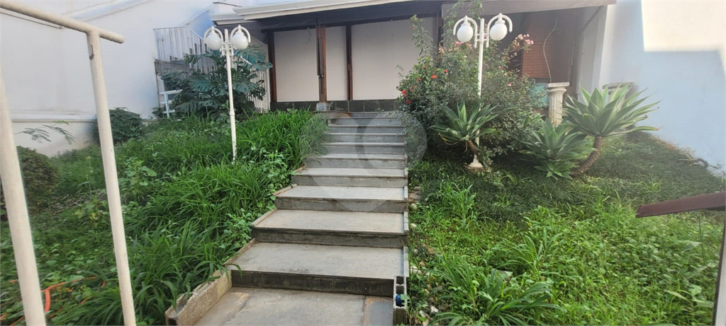 Sobrado de 364m² com 4 dormitórios, 2 suítes e 6 vagas de garagem