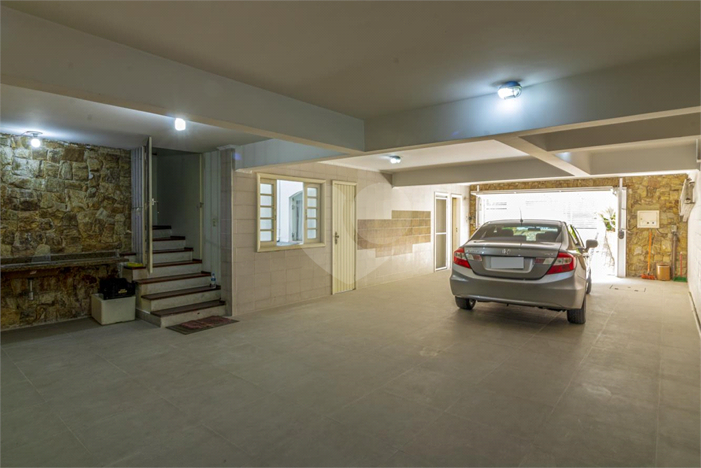 Sobrado de 364m² com 4 dormitórios, 2 suítes e 6 vagas de garagem