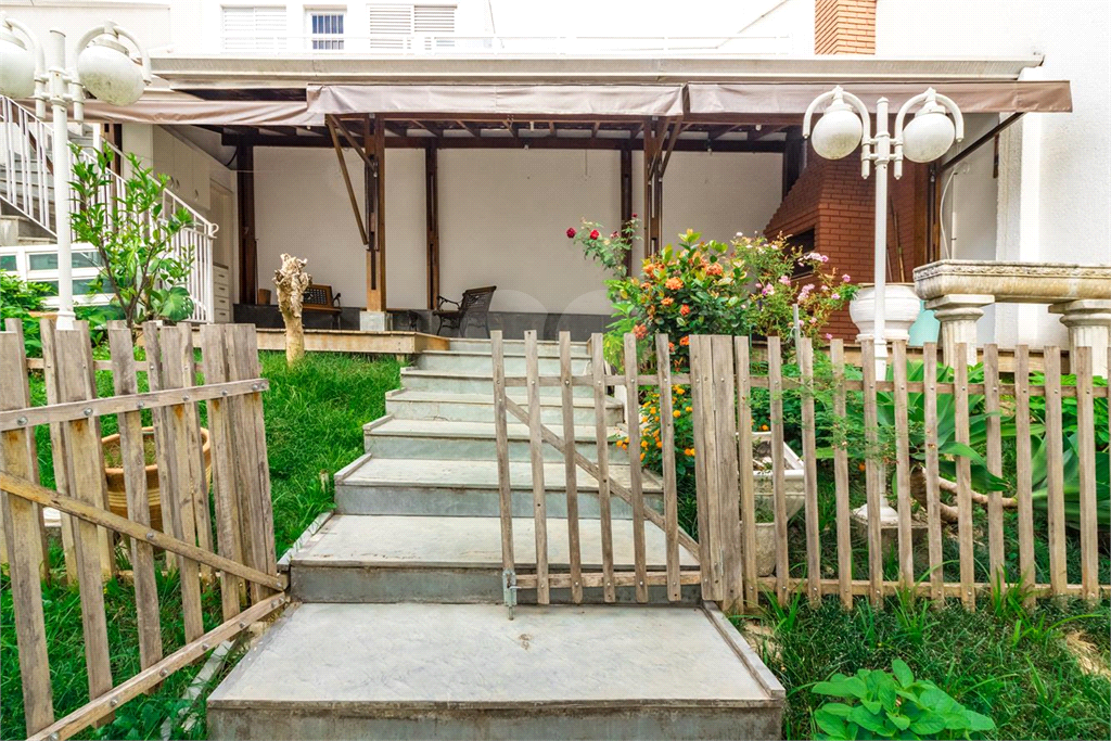Sobrado de 364m² com 4 dormitórios, 2 suítes e 6 vagas de garagem