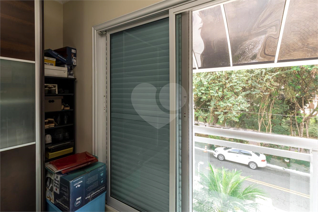 Sobrado de 364m² com 4 dormitórios, 2 suítes e 6 vagas de garagem