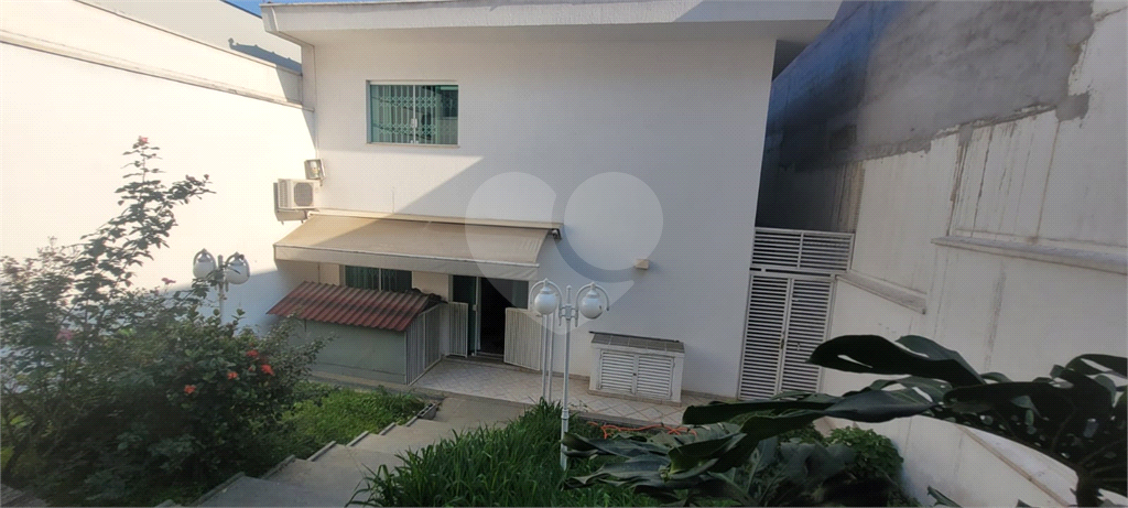Sobrado de 364m² com 4 dormitórios, 2 suítes e 6 vagas de garagem