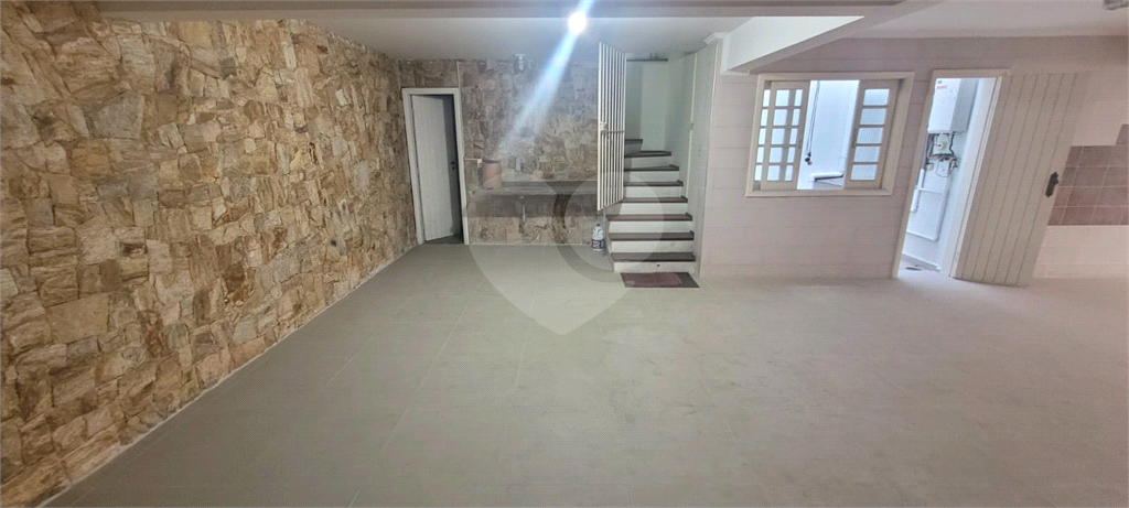 Sobrado de 364m² com 4 dormitórios, 2 suítes e 6 vagas de garagem