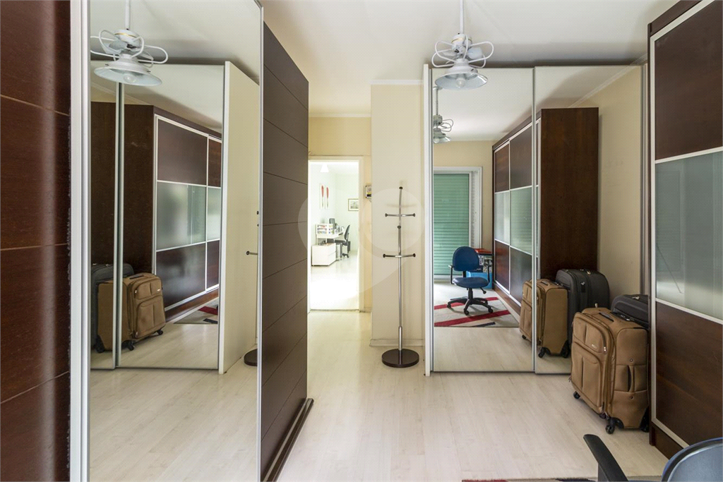 Sobrado de 364m² com 4 dormitórios, 2 suítes e 6 vagas de garagem