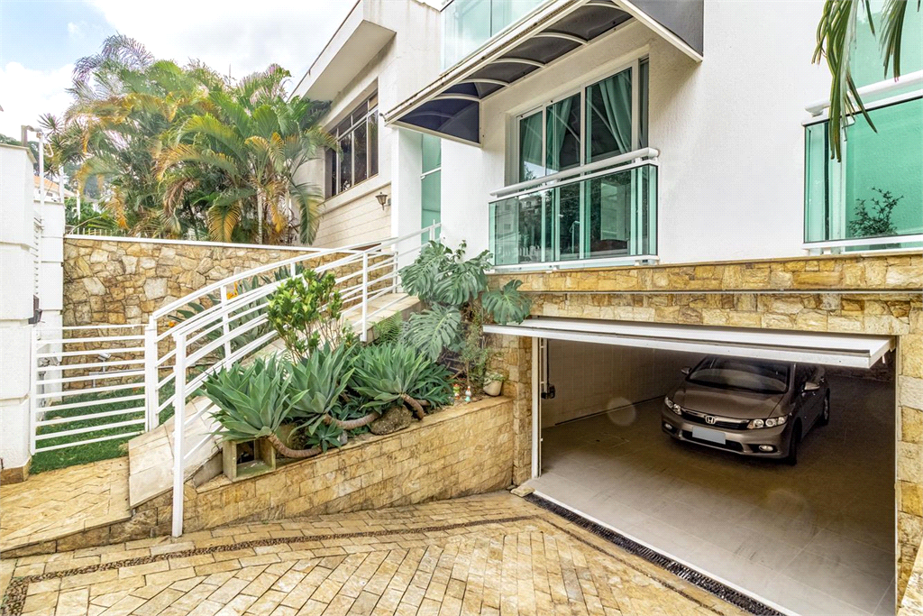 Sobrado de 364m² com 4 dormitórios, 2 suítes e 6 vagas de garagem