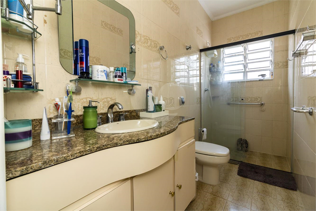 Sobrado de 364m² com 4 dormitórios, 2 suítes e 6 vagas de garagem