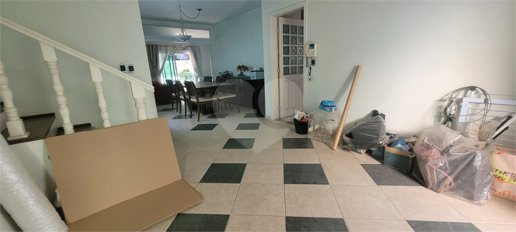 Sobrado de 364m² com 4 dormitórios, 2 suítes e 6 vagas de garagem
