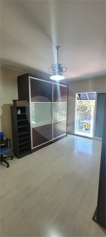 Sobrado de 364m² com 4 dormitórios, 2 suítes e 6 vagas de garagem