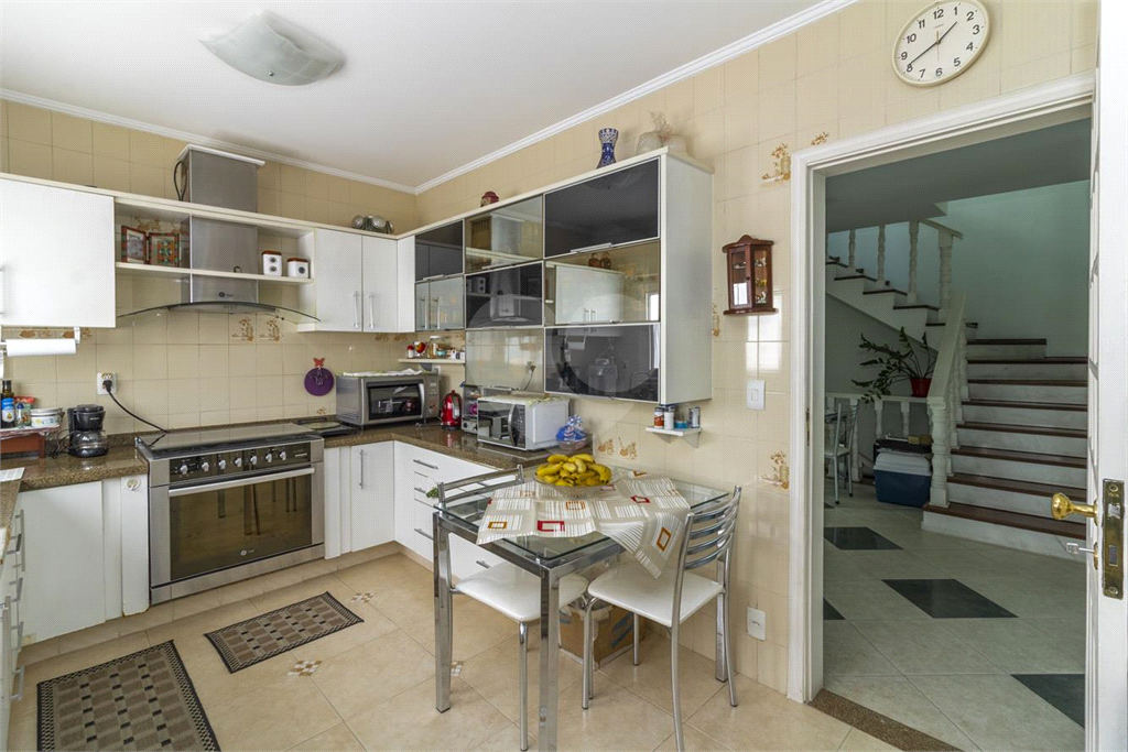 Sobrado de 364m² com 4 dormitórios, 2 suítes e 6 vagas de garagem
