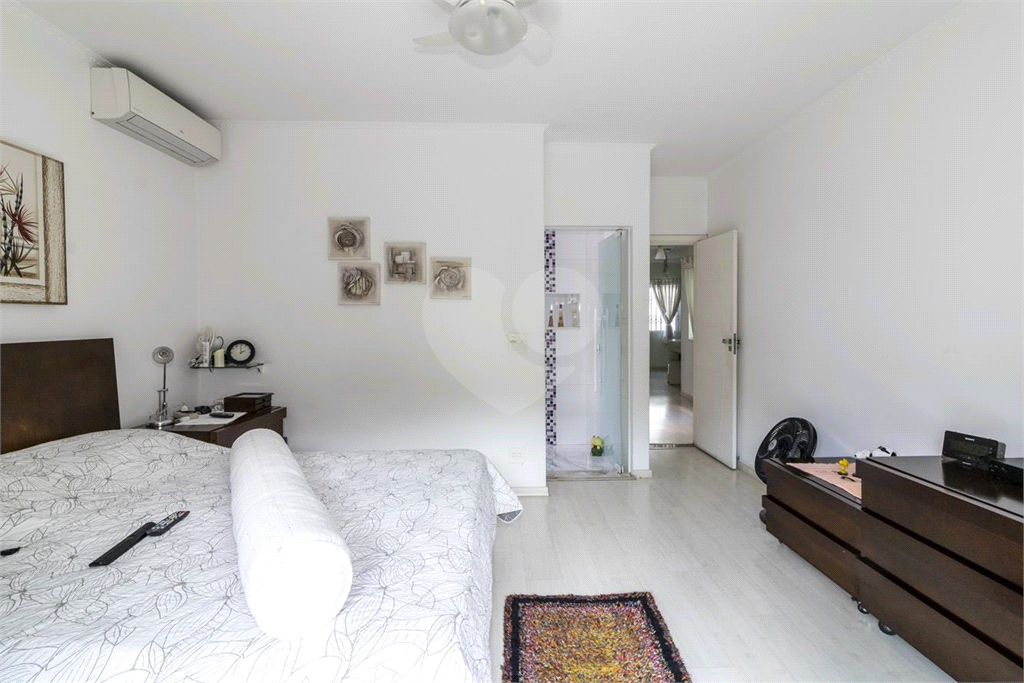 Sobrado de 364m² com 4 dormitórios, 2 suítes e 6 vagas de garagem