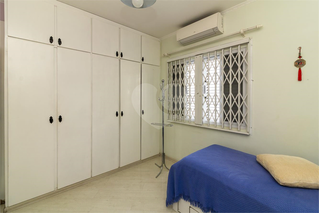 Sobrado de 364m² com 4 dormitórios, 2 suítes e 6 vagas de garagem