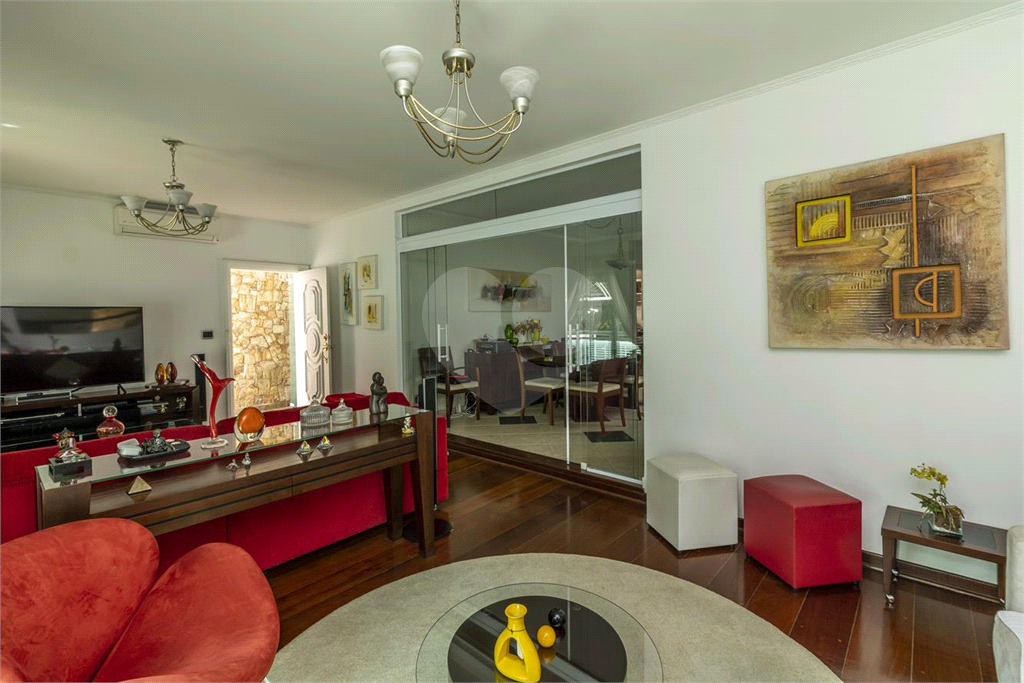 Sobrado de 364m² com 4 dormitórios, 2 suítes e 6 vagas de garagem