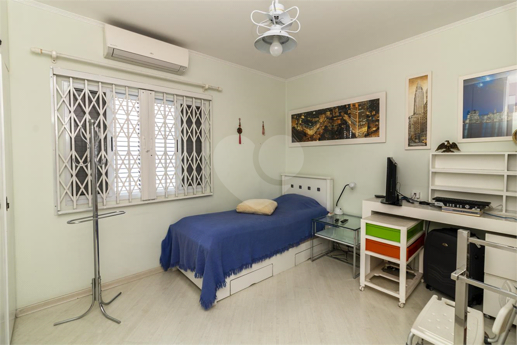 Sobrado de 364m² com 4 dormitórios, 2 suítes e 6 vagas de garagem