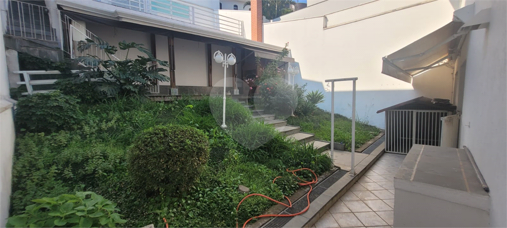 Sobrado de 364m² com 4 dormitórios, 2 suítes e 6 vagas de garagem