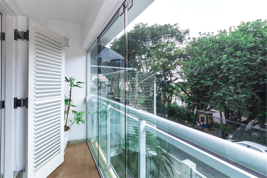 Sobrado de 364m² com 4 dormitórios, 2 suítes e 6 vagas de garagem