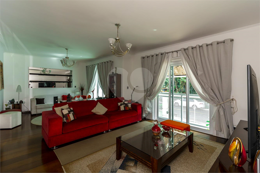 Sobrado de 364m² com 4 dormitórios, 2 suítes e 6 vagas de garagem