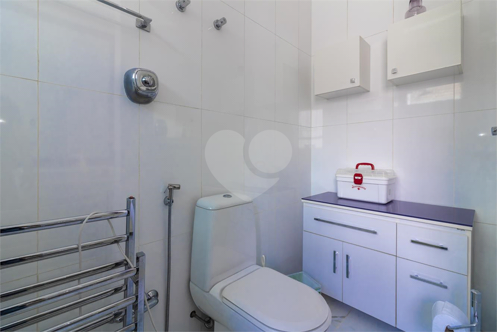 Sobrado de 364m² com 4 dormitórios, 2 suítes e 6 vagas de garagem