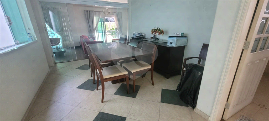 Sobrado de 364m² com 4 dormitórios, 2 suítes e 6 vagas de garagem