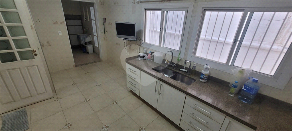 Sobrado de 364m² com 4 dormitórios, 2 suítes e 6 vagas de garagem