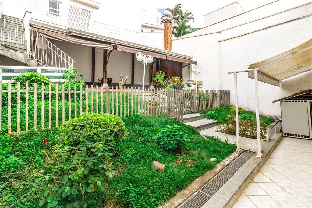 Sobrado de 364m² com 4 dormitórios, 2 suítes e 6 vagas de garagem