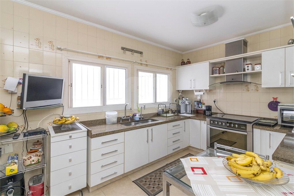 Sobrado de 364m² com 4 dormitórios, 2 suítes e 6 vagas de garagem