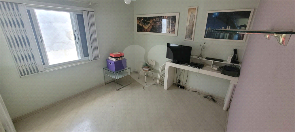 Sobrado de 364m² com 4 dormitórios, 2 suítes e 6 vagas de garagem