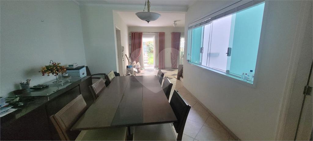 Sobrado de 364m² com 4 dormitórios, 2 suítes e 6 vagas de garagem