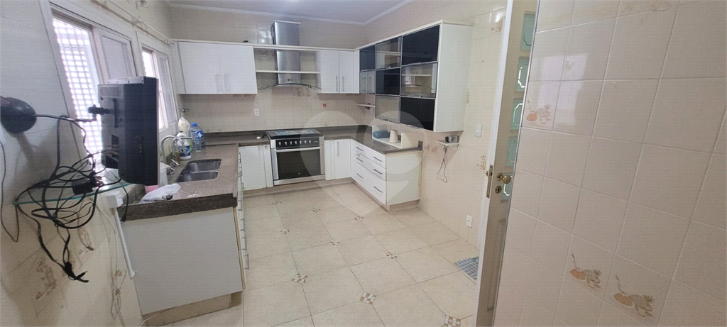 Sobrado de 364m² com 4 dormitórios, 2 suítes e 6 vagas de garagem