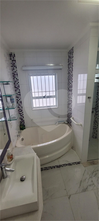 Sobrado de 364m² com 4 dormitórios, 2 suítes e 6 vagas de garagem
