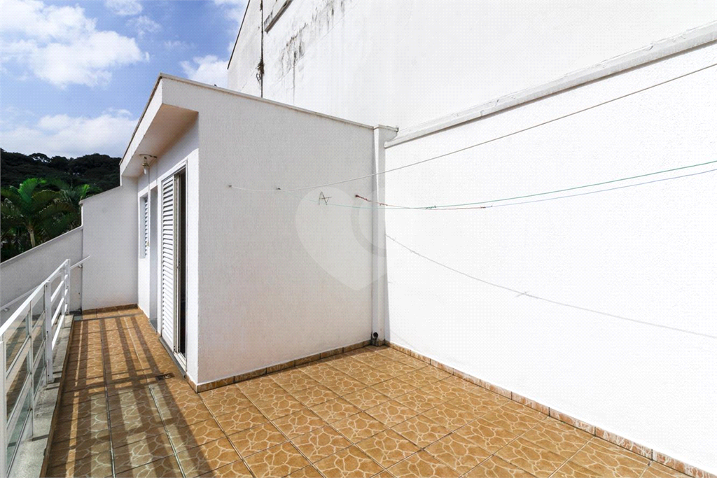 Sobrado de 364m² com 4 dormitórios, 2 suítes e 6 vagas de garagem