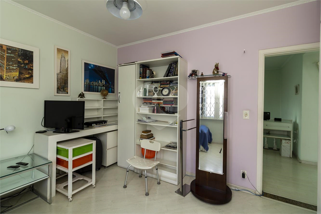 Sobrado de 364m² com 4 dormitórios, 2 suítes e 6 vagas de garagem